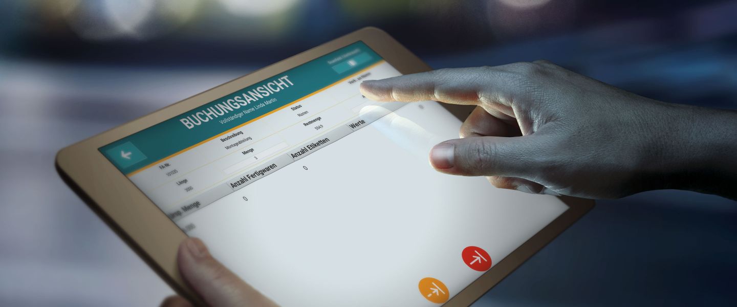 Eine Hand bedient das Tablet mit der Buchungsansicht.