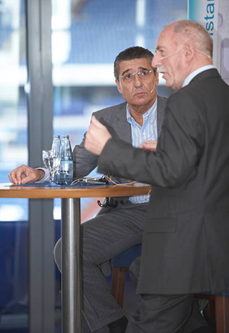 Rudi Assauer, Fußballprofi und langjähriger Manager für den FC Schalke und Sportreporter Werner Hansch im Podiumsgespräch auf einer m+m Firmenveranstaltung.