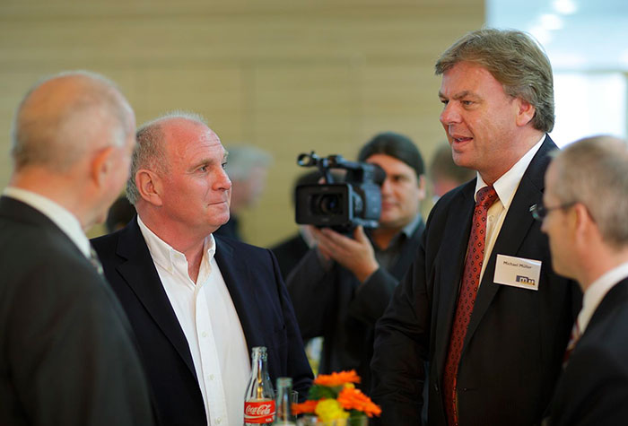 Uli Hoeneß, langjähriger Vorstand und Präsident des FC Bayern, Sportreporter Werner Hansch und m+m Geschäftsführer Michael Müller im Gespräch.