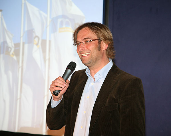 Jürgen Klopp, langjähriger Trainer des BVB hält eine Rede auf der m+m Firmenveranstaltung.