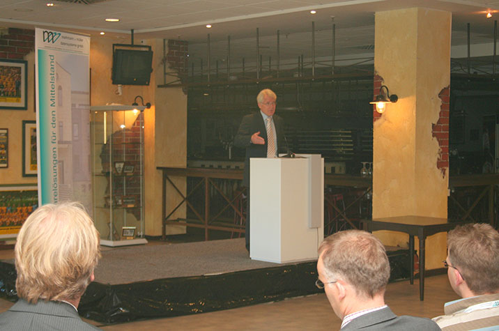 Dr. Reinhard Rauball, u.a. Präsident des Fußballvereins Borussia Dortmund hält eine Rede auf einer m+m Firmenveranstaltung.